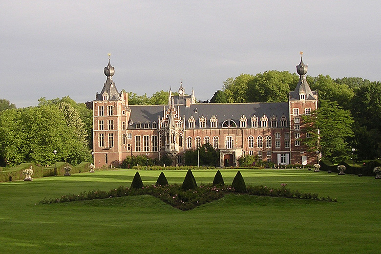 The ITC houses the world’s largest collection of bananas. Managed by Bioversity International, under the auspices of FAO, it is located in Belgium, on the grounds of the Katholieke Universiteit Leuven (KULeuven), whose best known landmark is the Arenberg castle. The collection was set up in 1985 and is hosted by the university’s Laboratory of Tropical Crop Improvement, which provides extensive expertise on bananas. At the time, only places that do not grow bananas were considered, to avoid the risk of introducing new diseases to native bananas. Being located in a non-producing country also facilitates receipt of banana samples from anywhere in the world, due to the absence of quarantine restrictions. (Photo Anne Vézina)